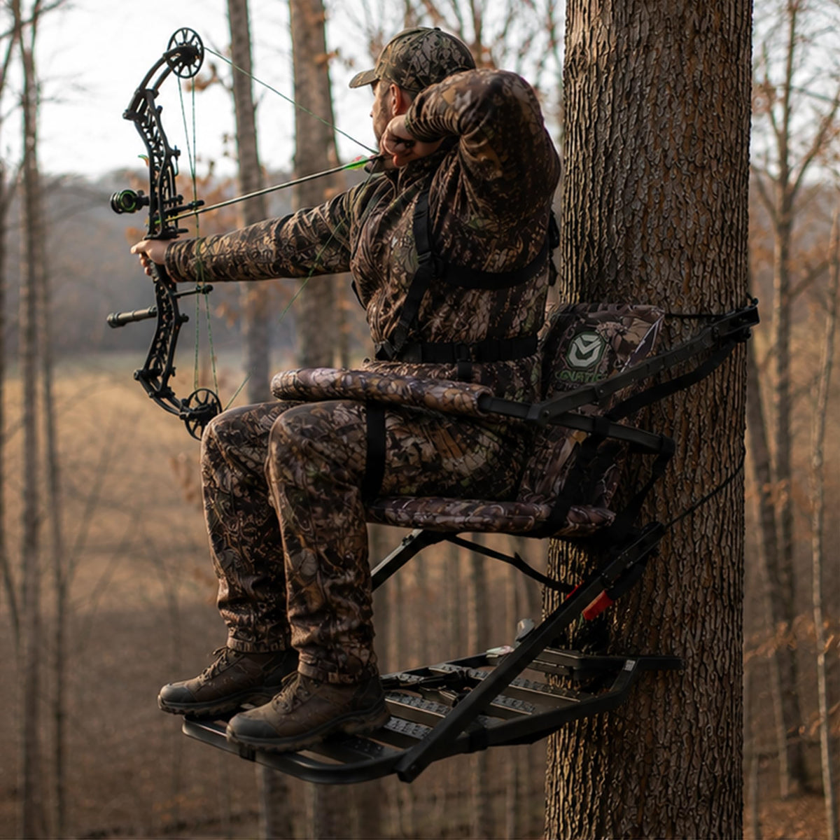 Climbing Tree Stand with Seat and Foot Platform Q80131